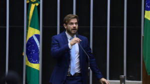 Deputado cobra explicações sobre roubo de 23 araras-azuis-de-lear