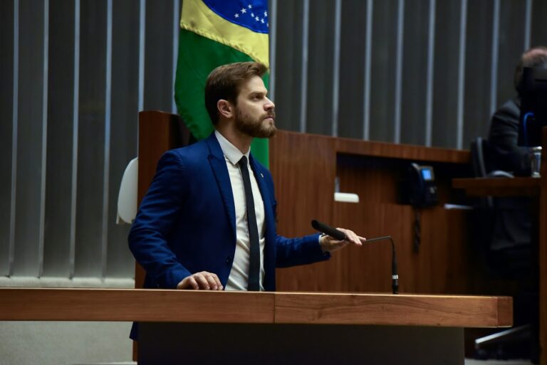Deputado cobra explicações sobre roubo de 23 araras-azuis-de-lear